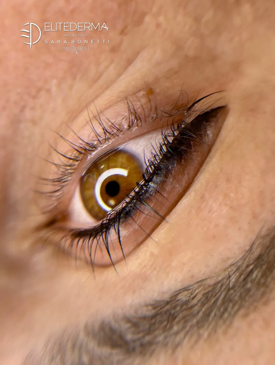 Eyeliner sfumato con trucco semipermanente, sguardo di tre quarti