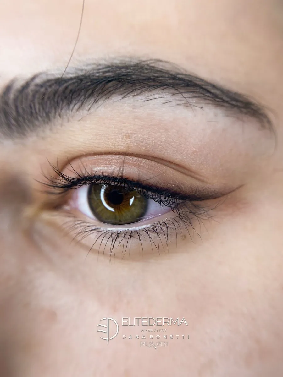 Eyeliner sfumato: linea sottile fra le ciglia, effetto naturale
