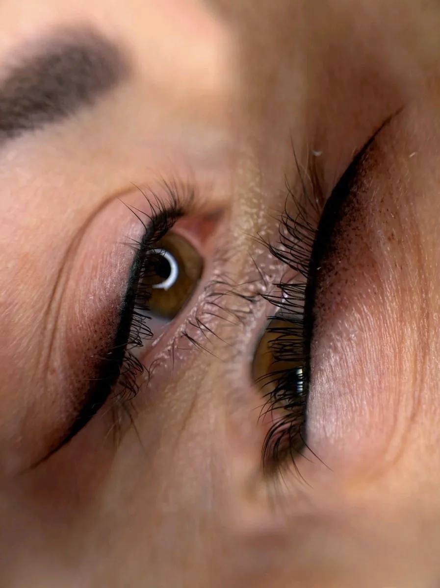 Eyeliner sfumato appena eseguito, occhio aperto