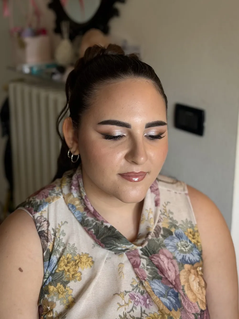 Trucco occhi intenso e raccolto morbido per un evento