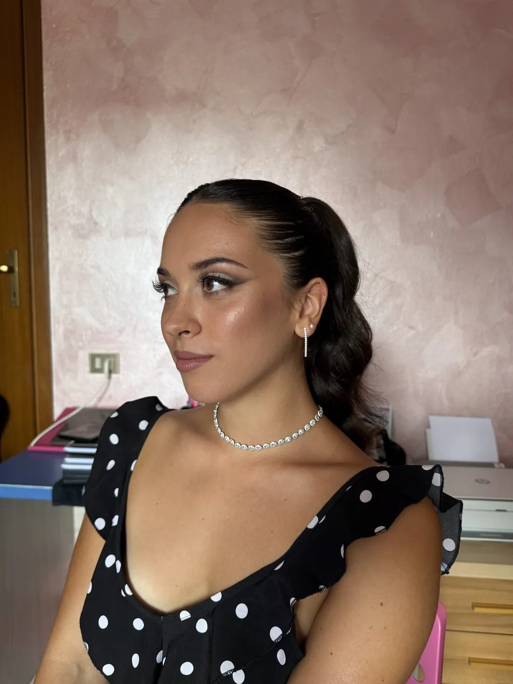 Coda bassa con onde e trucco luminoso, abito a pois