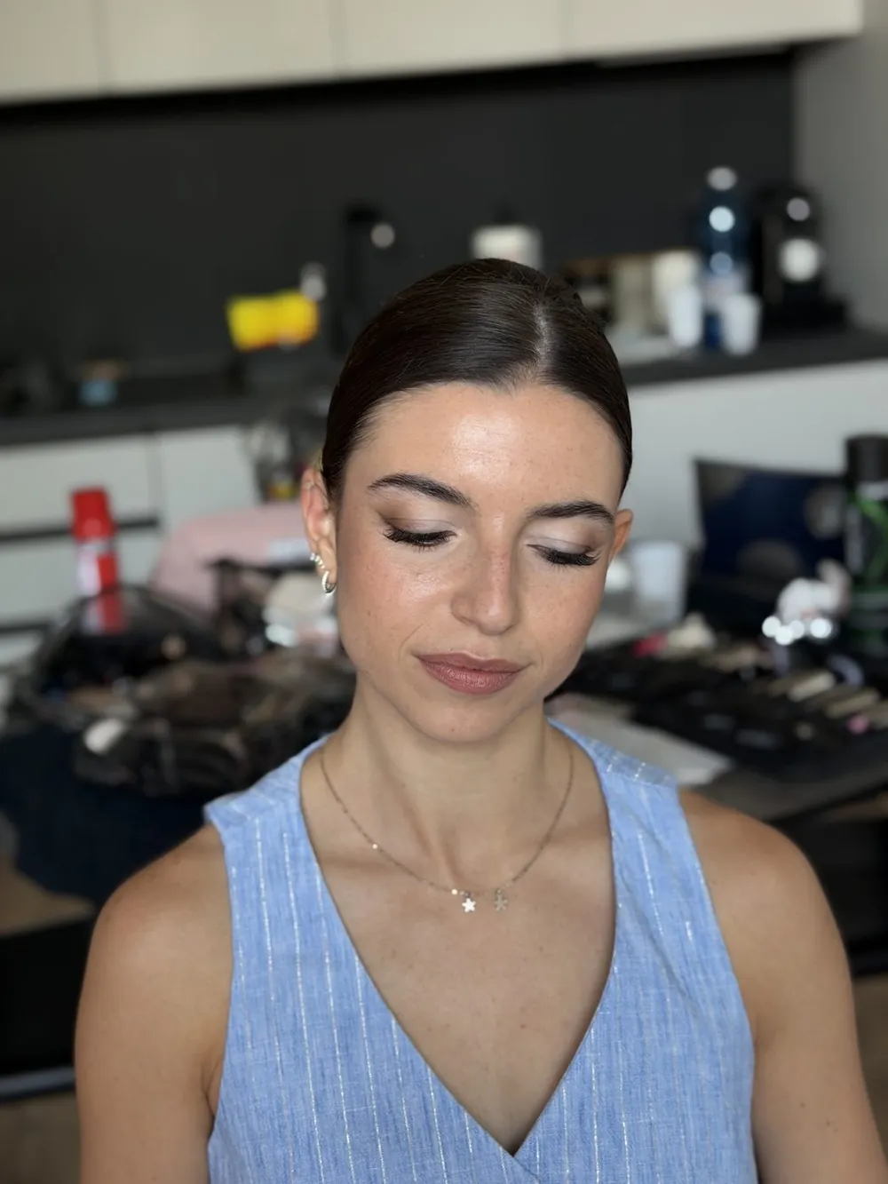 Trucco delicato e capelli raccolti, abito azzurro