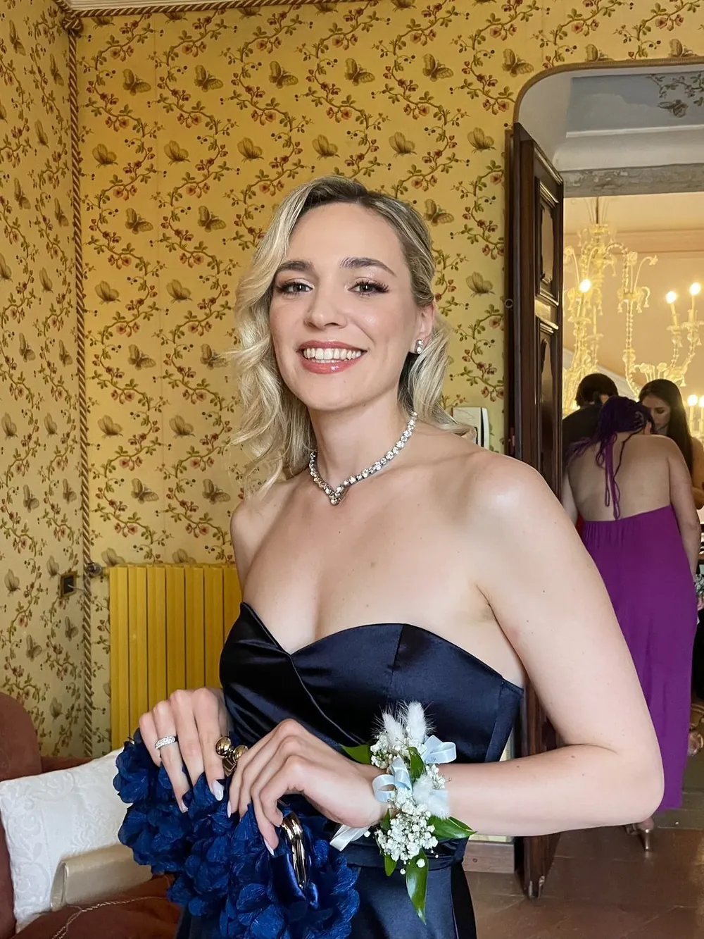 Invitata a un matrimonio in villa: onde morbide, incarnato luminoso e abito blu notte
