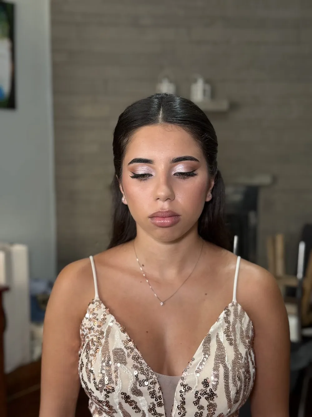 Trucco occhi luminoso e abito di pizzo, capelli raccolti