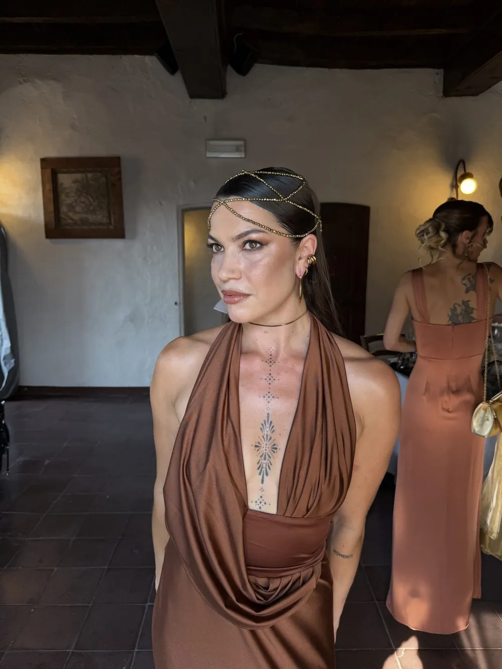 Trucco e acconciatura per un'invitata, abito color cuoio