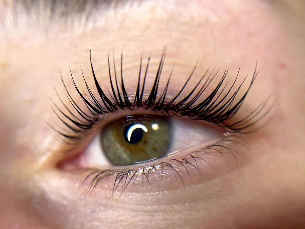 Ciglia laminate viste da vicino: effetto lifting su occhio nocciola