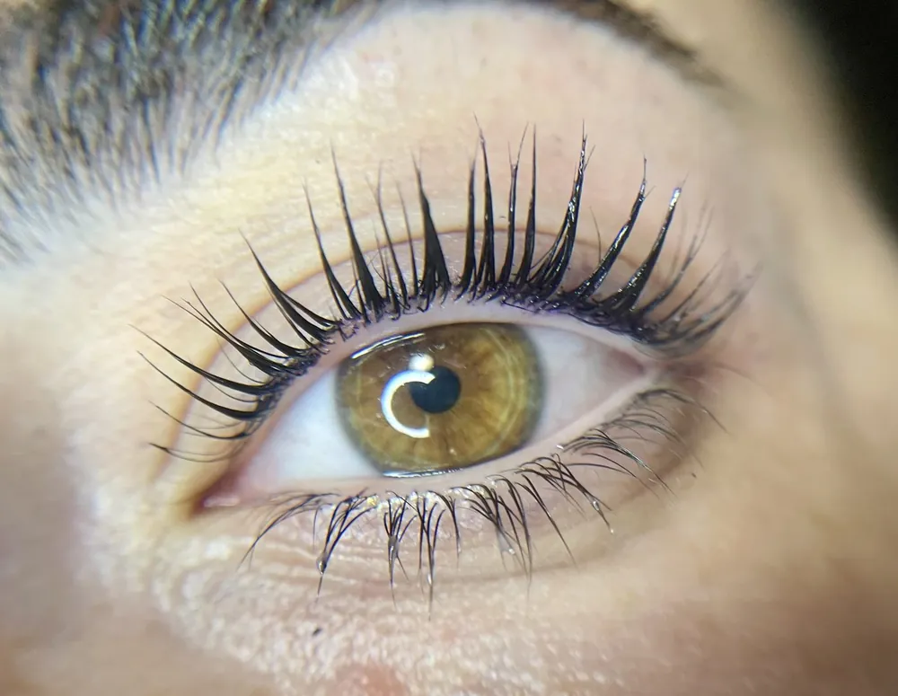 Ciglia laminate e sopracciglio definito, sguardo di tre quarti