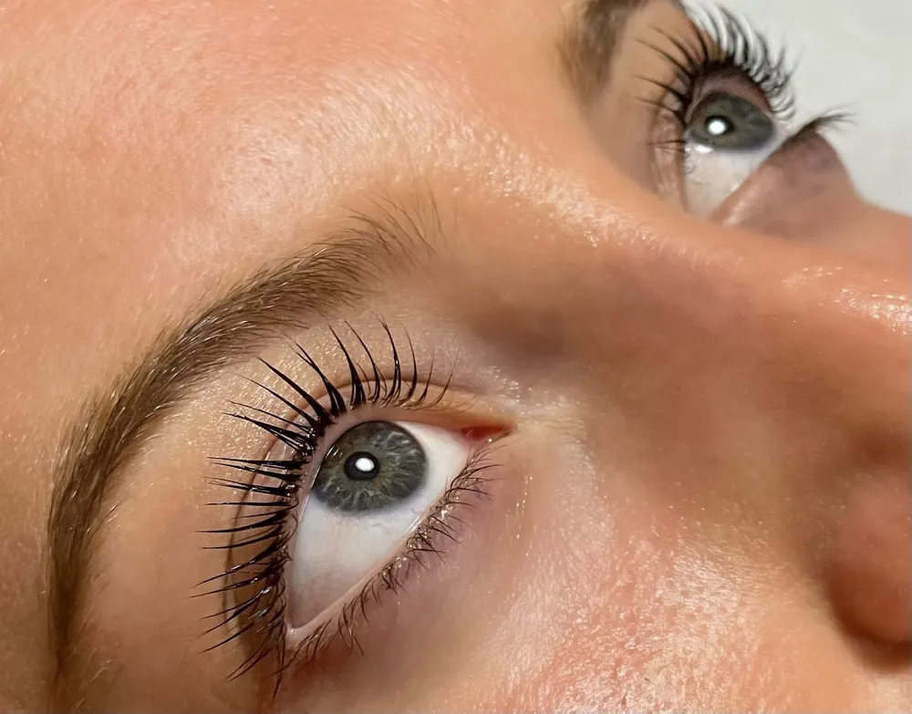 Sguardo con ciglia laminate e sopracciglia ordinate