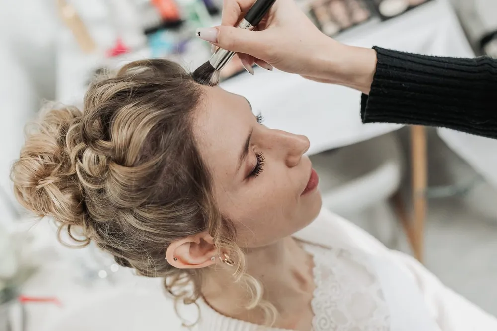 Sara Bonetti al lavoro sul trucco della sposa