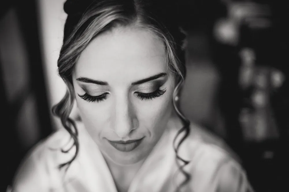 Dettaglio del trucco occhi in bianco e nero