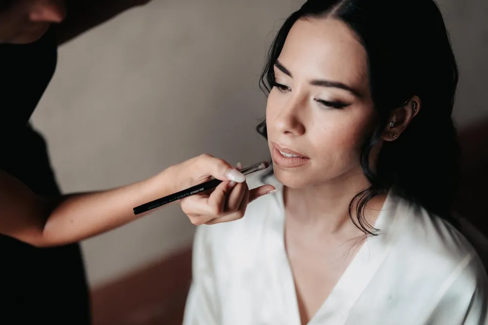 Il pennello sul viso della sposa, di profilo