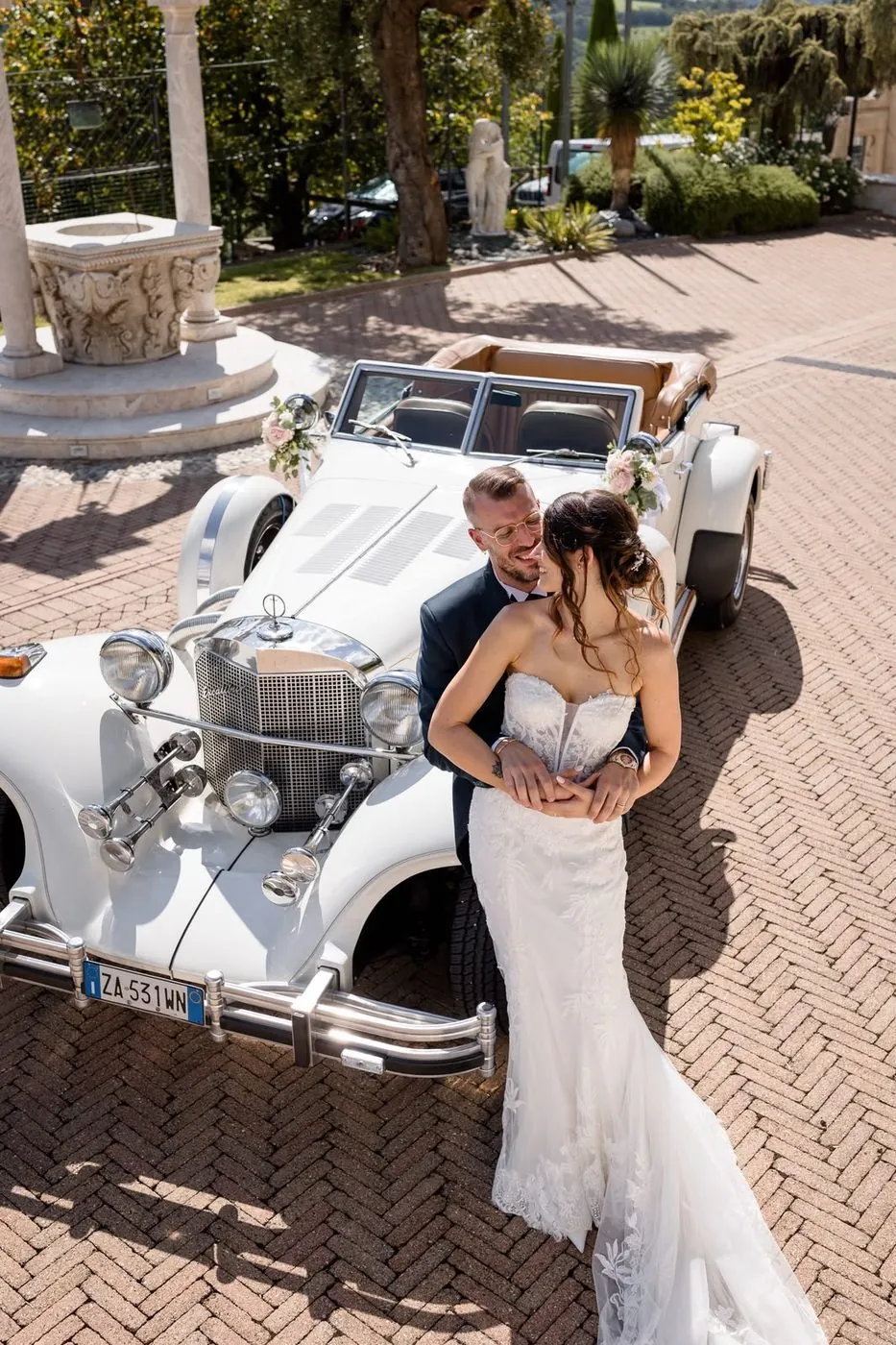 Gli sposi accanto all'auto d'epoca