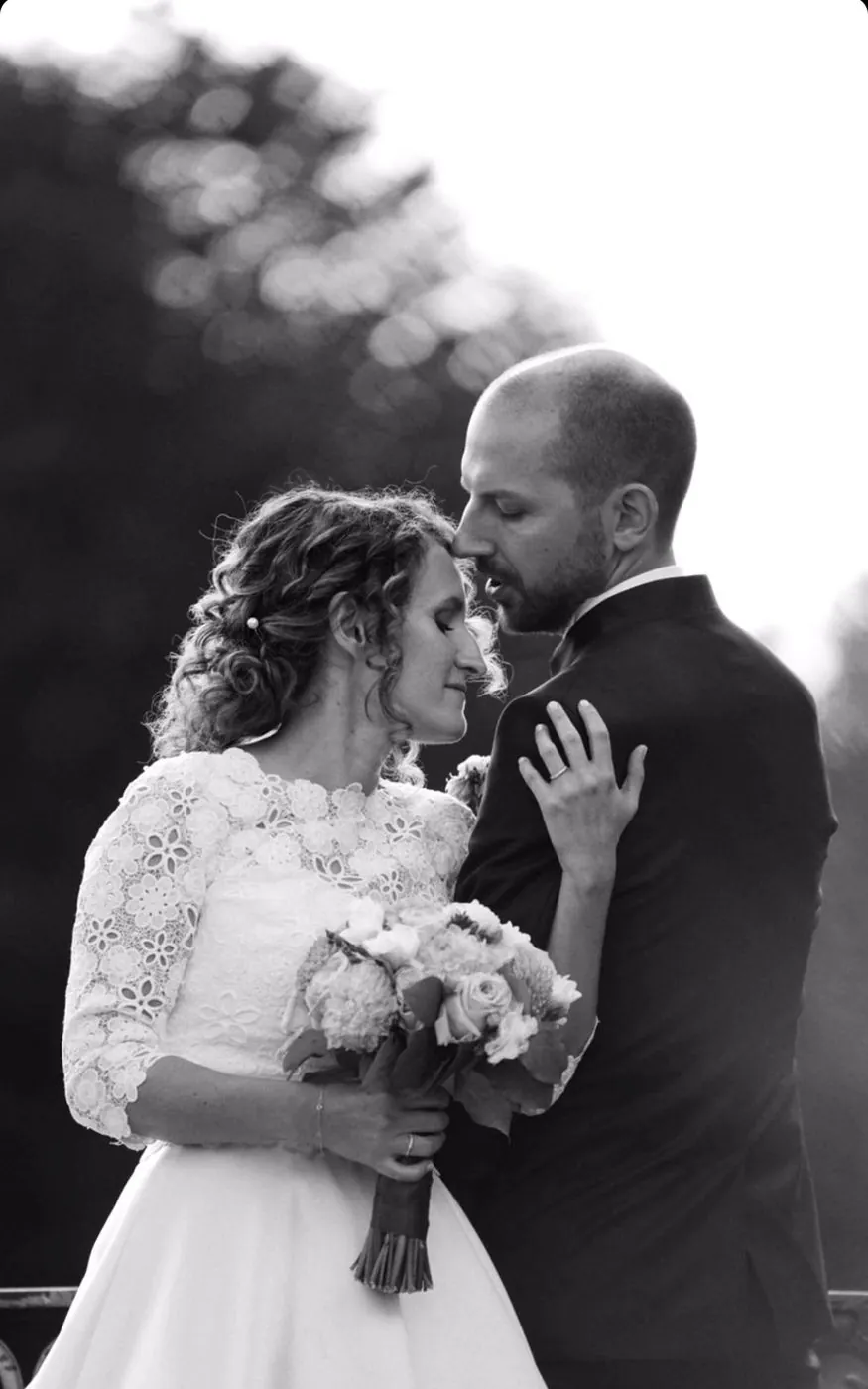 Il bacio degli sposi in bianco e nero