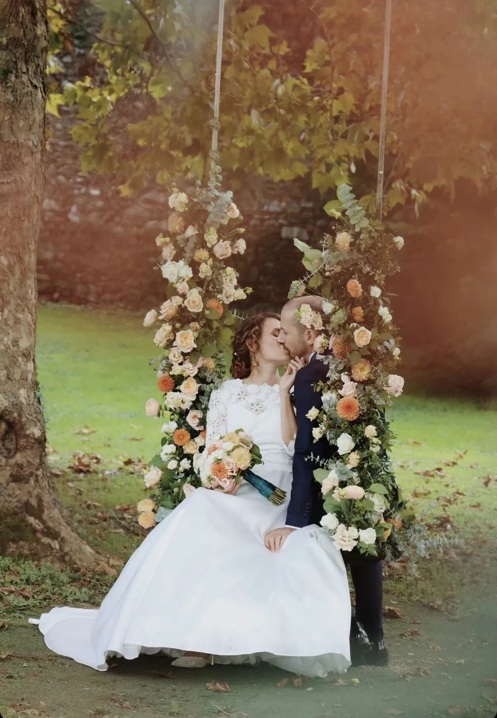 La sposa sotto l'arco di fiori
