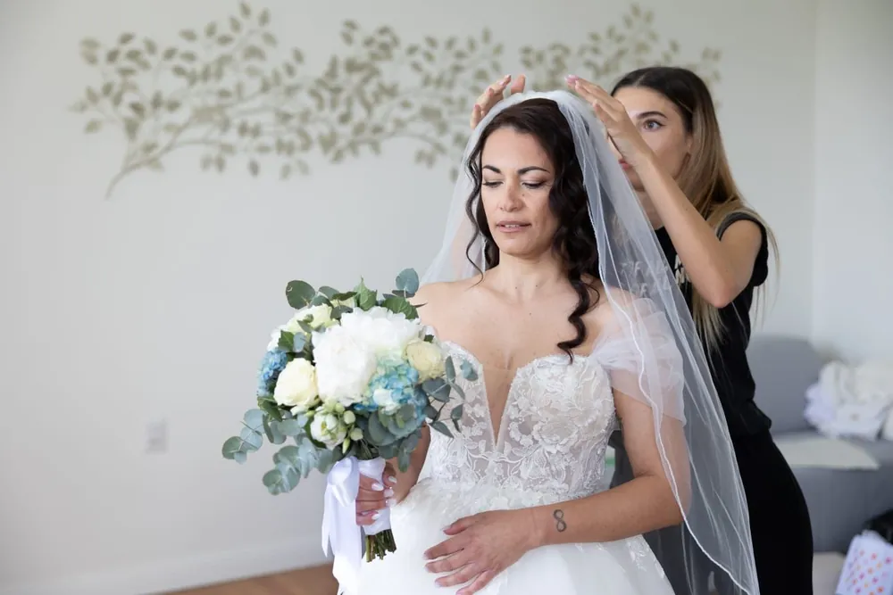 Sposa con velo e bouquet — trucco e acconciatura Sara Bonetti