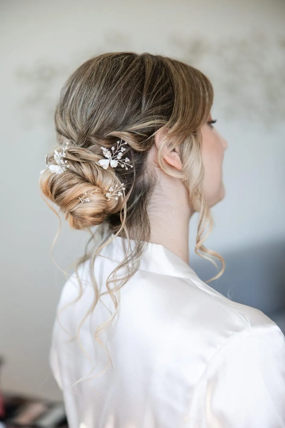 Raccolto sposa con gioiello tra i capelli, vista laterale