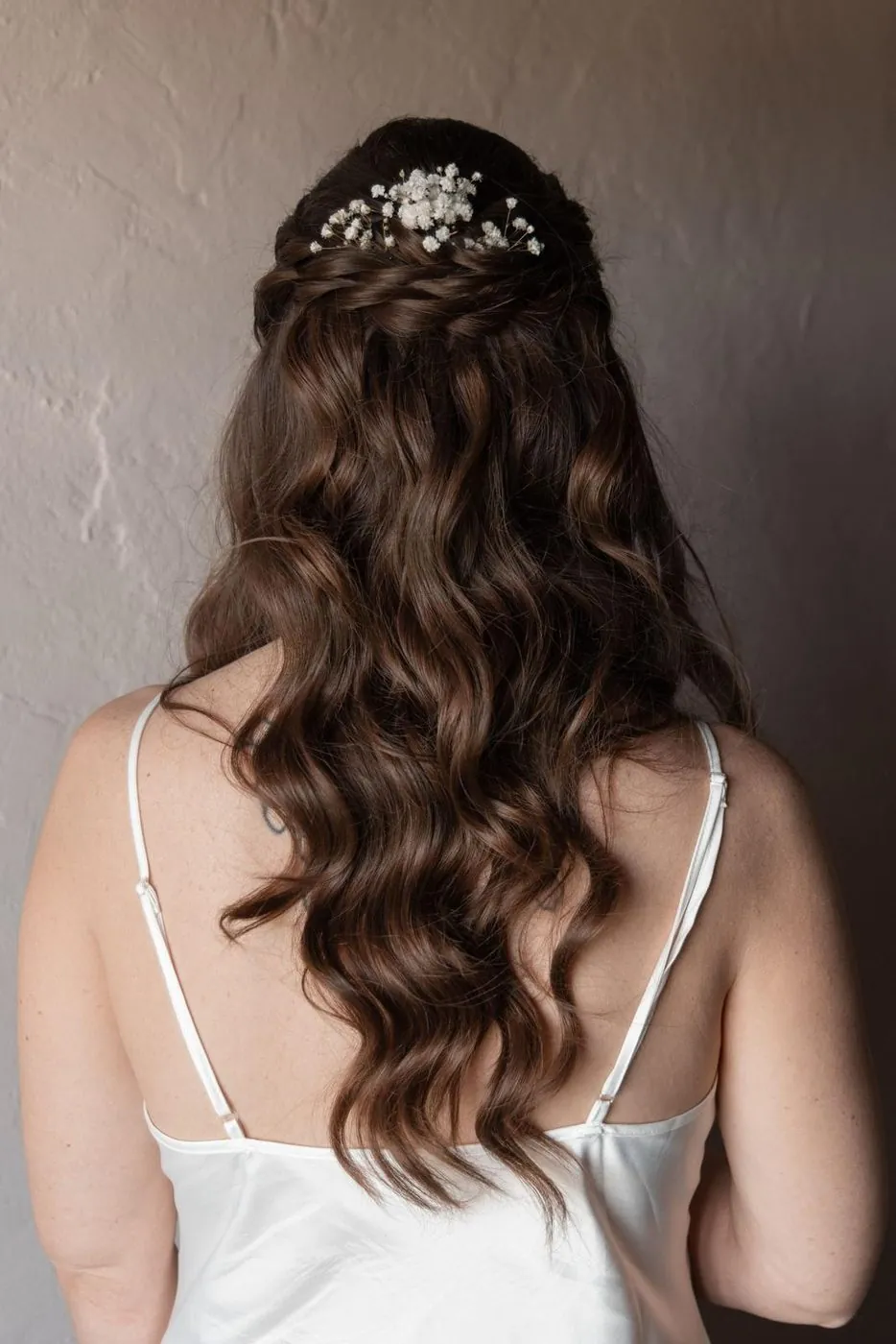 Onde lunghe da sposa viste di spalle