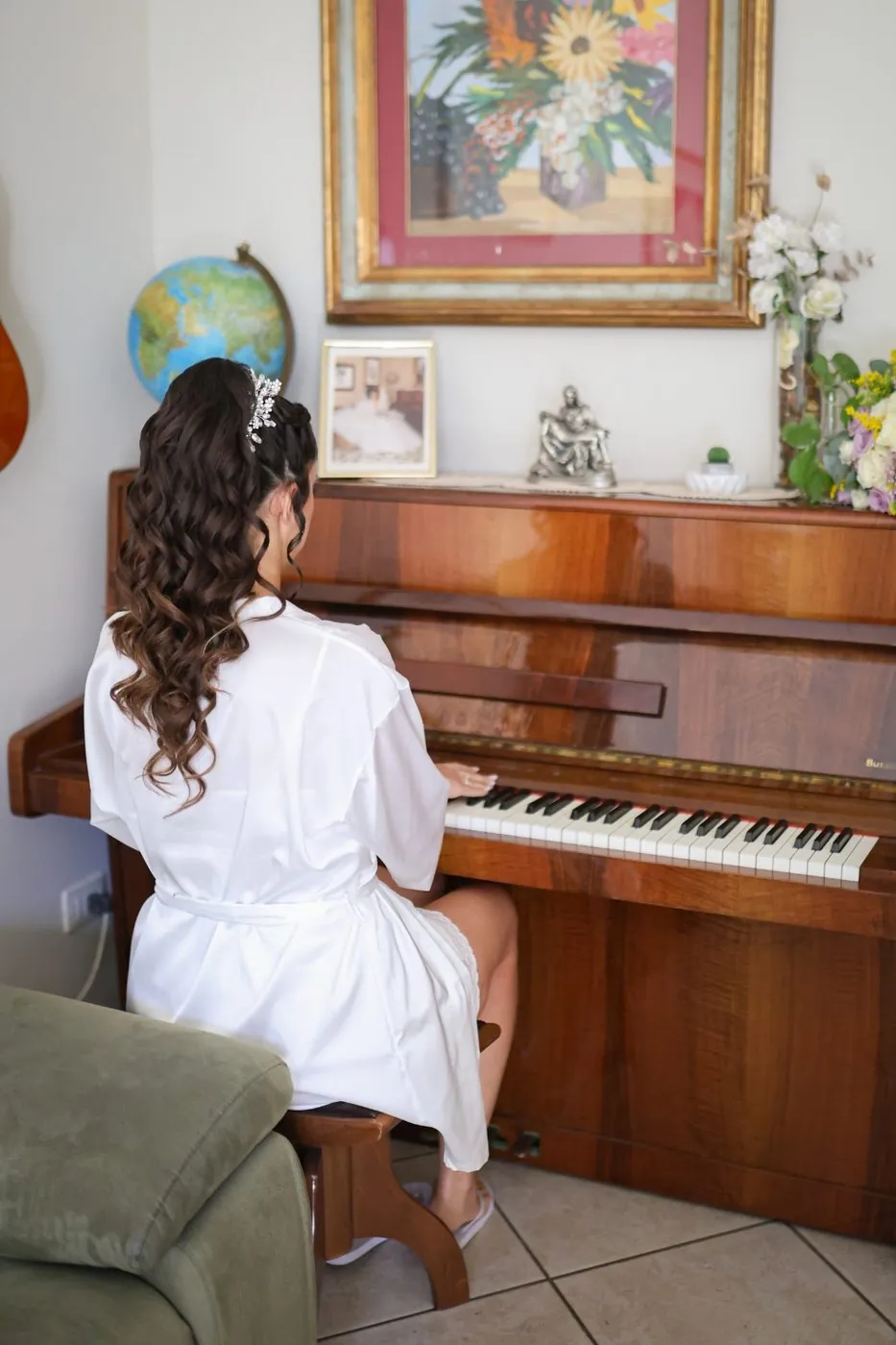 Sposa al pianoforte con acconciatura raccolta
