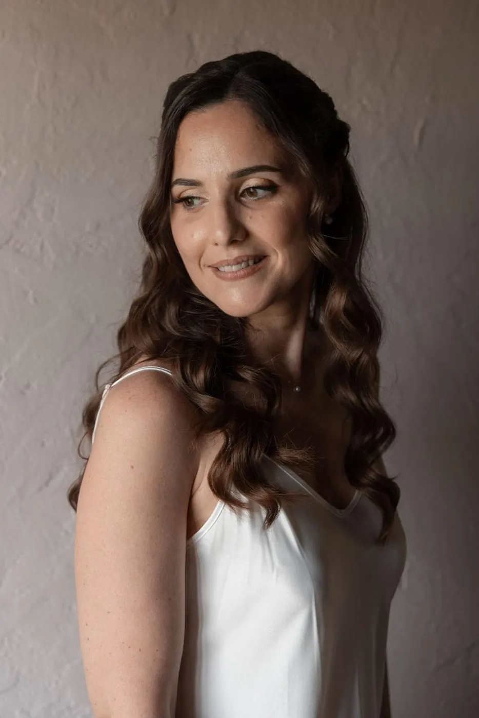 Sposa con onde lunghe e trucco naturale, sorriso