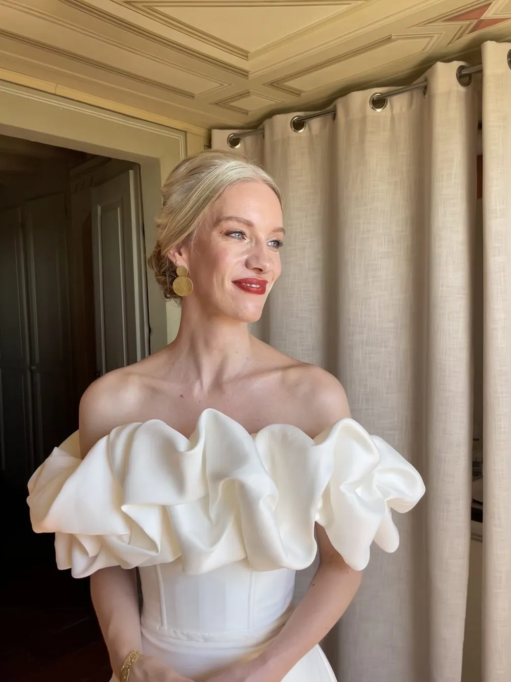 Sposa con abito a volant e trucco deciso