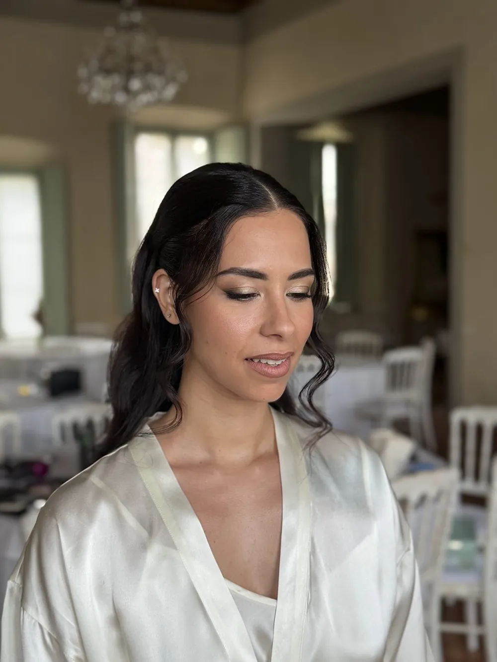 Onde scure di profilo — acconciatura sposa