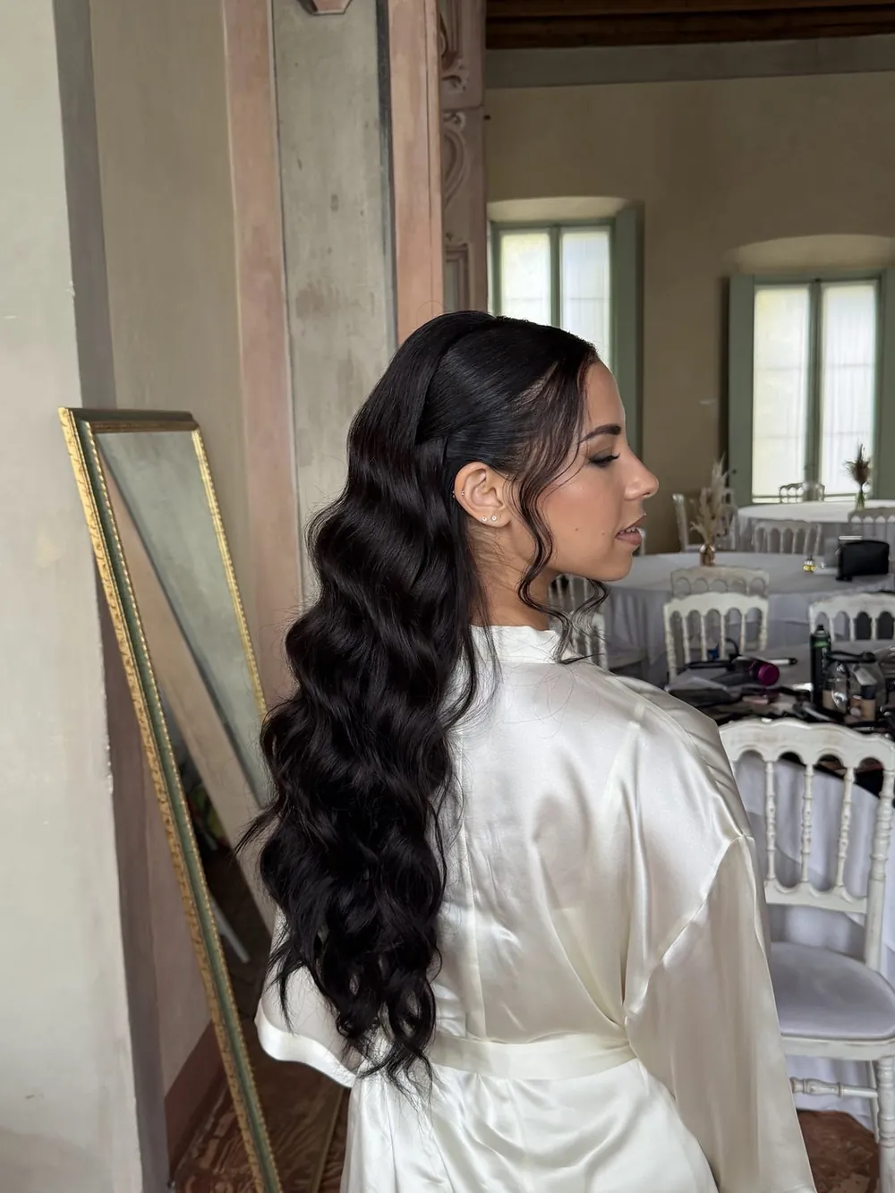 Capelli lunghissimi lavorati a onde per il matrimonio