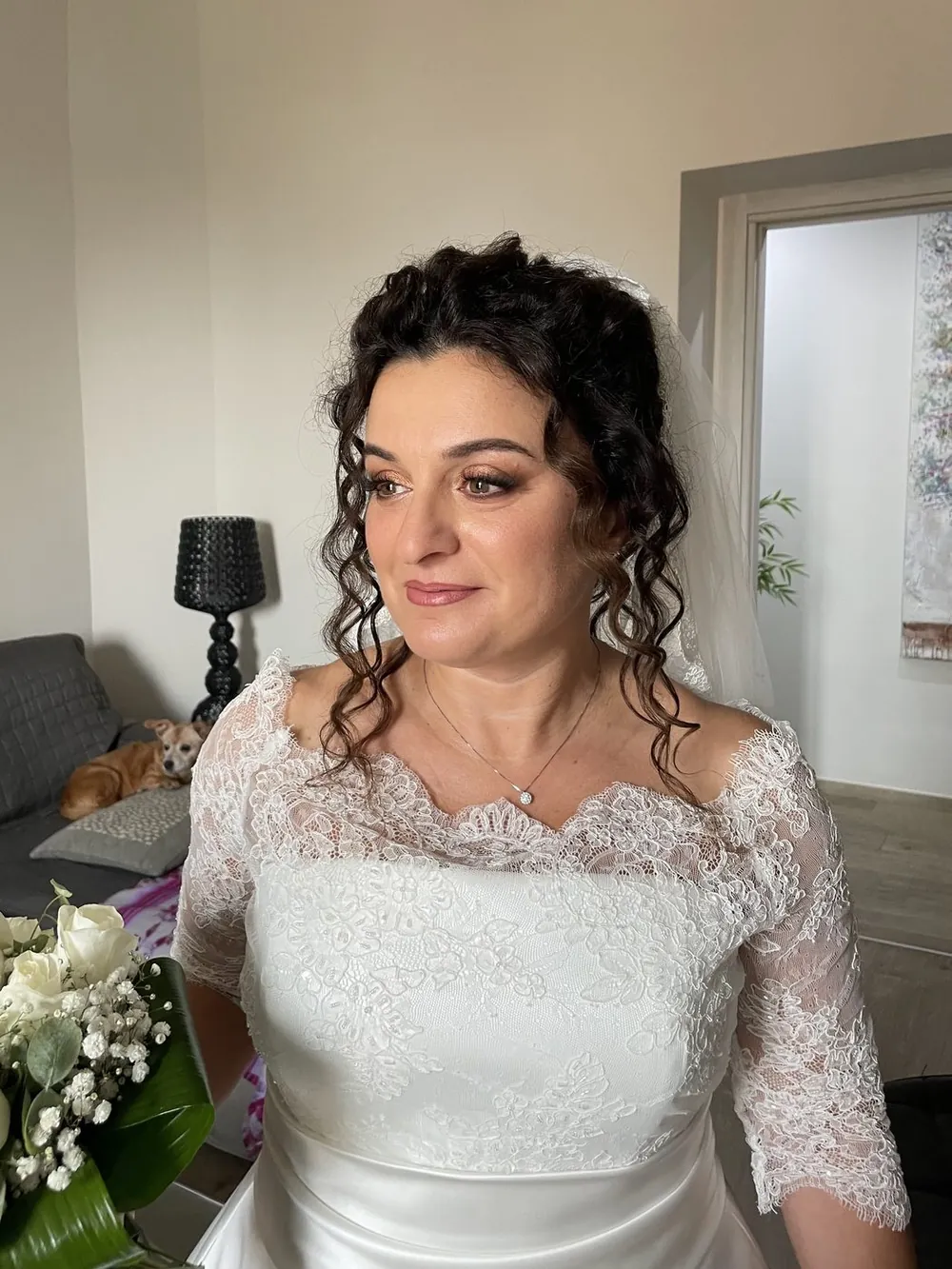 Ricci scuri e abito di pizzo — sposa