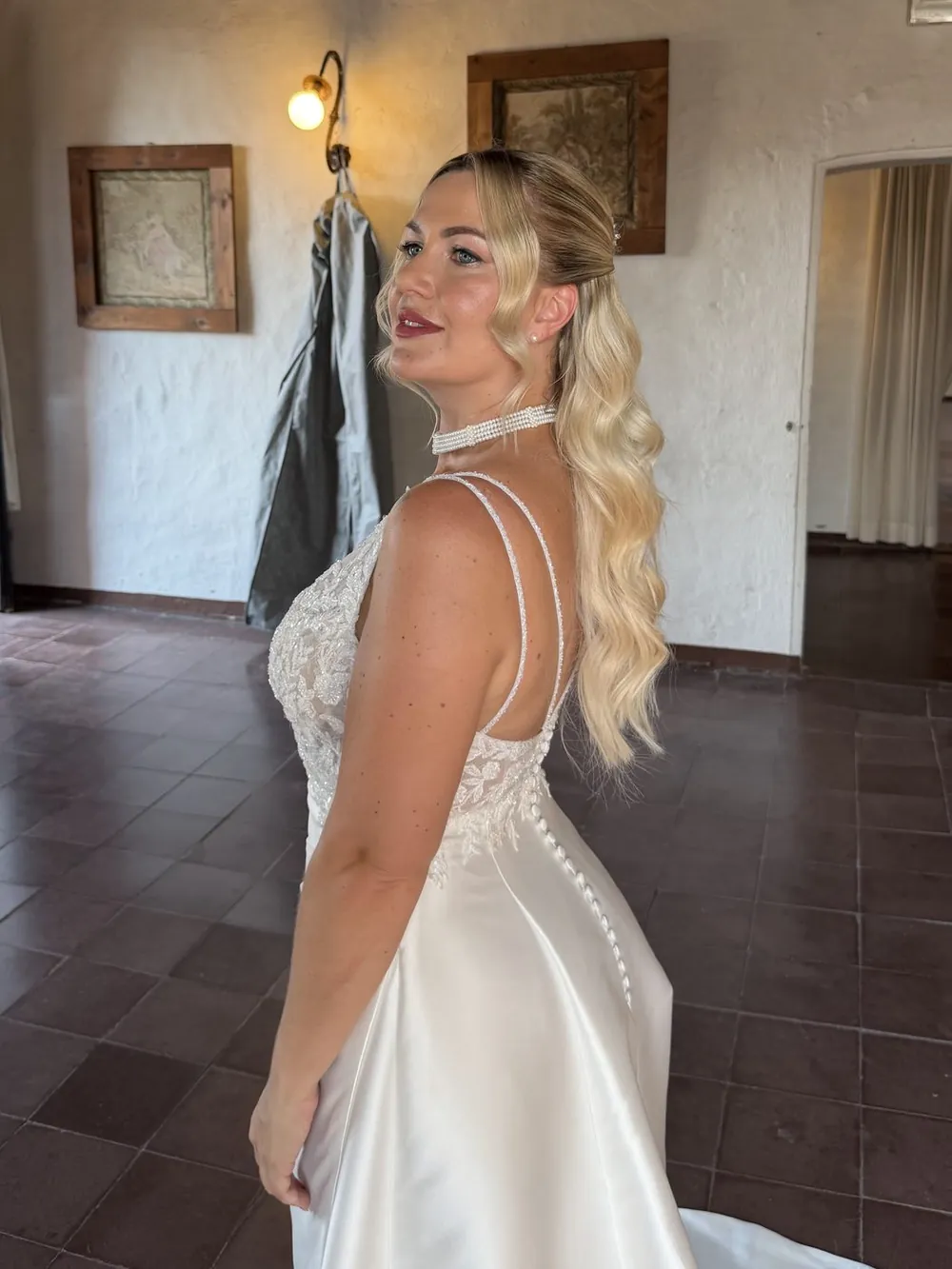 Onde bionde morbide sull'abito da sposa