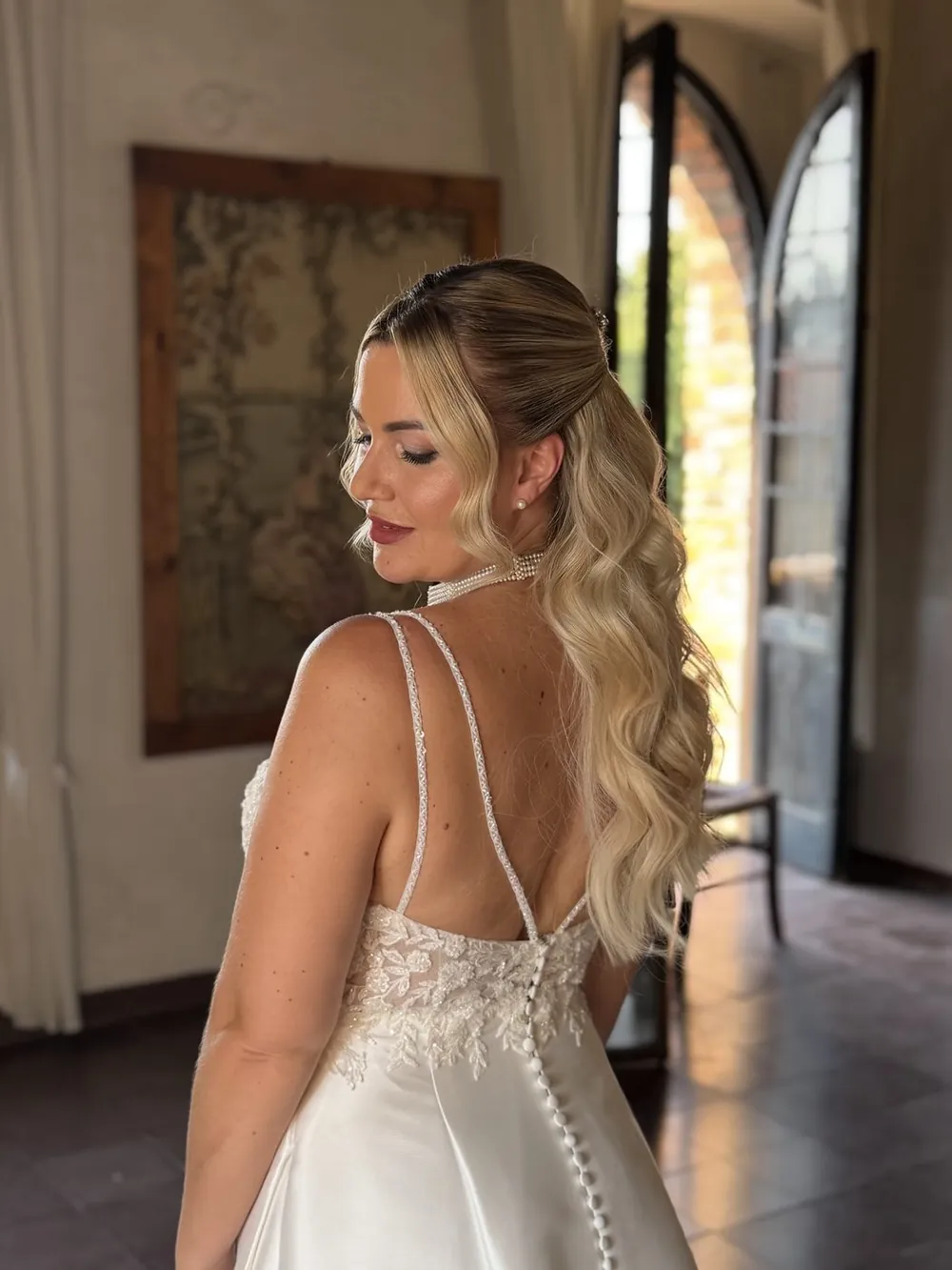 Sposa bionda in abito, trucco luminoso