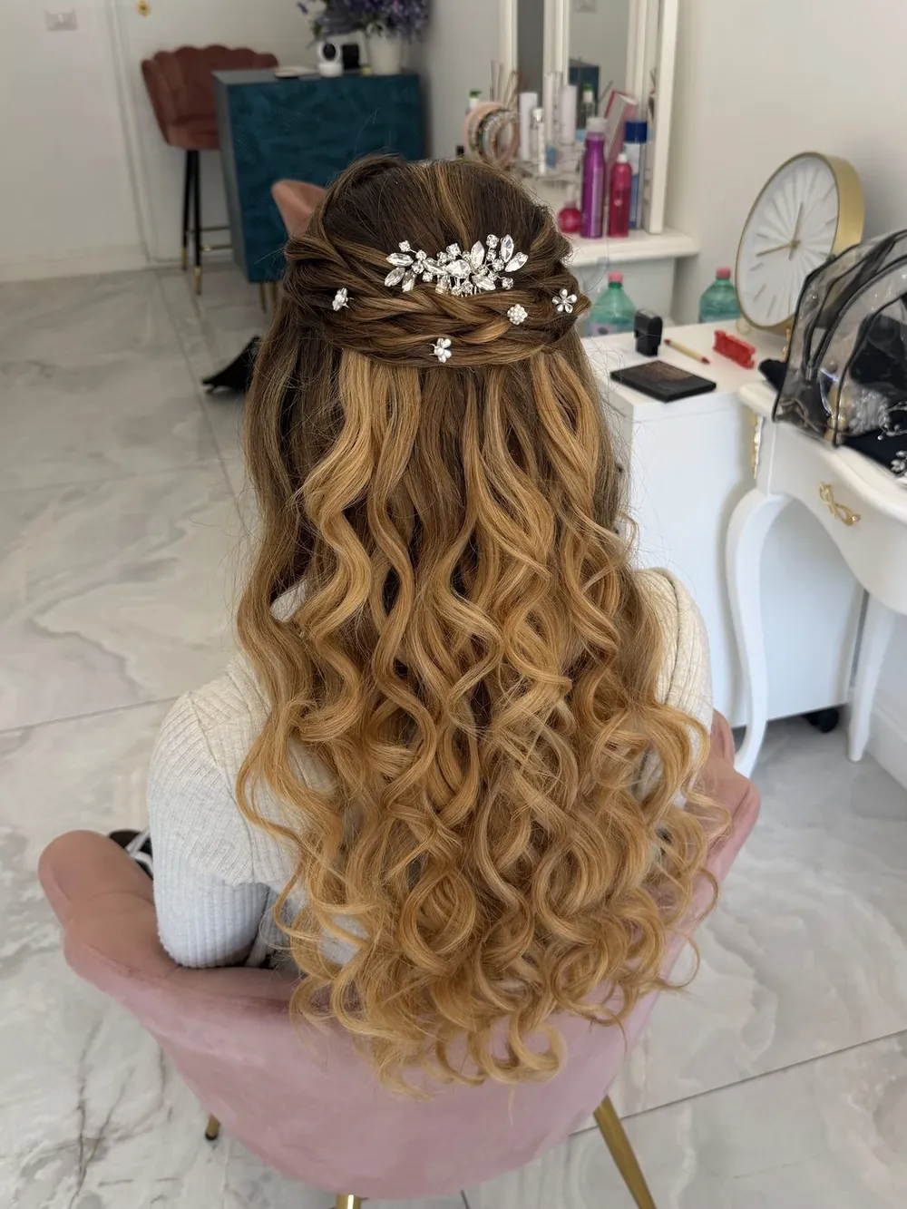 Boccoli con gioiello tra i capelli