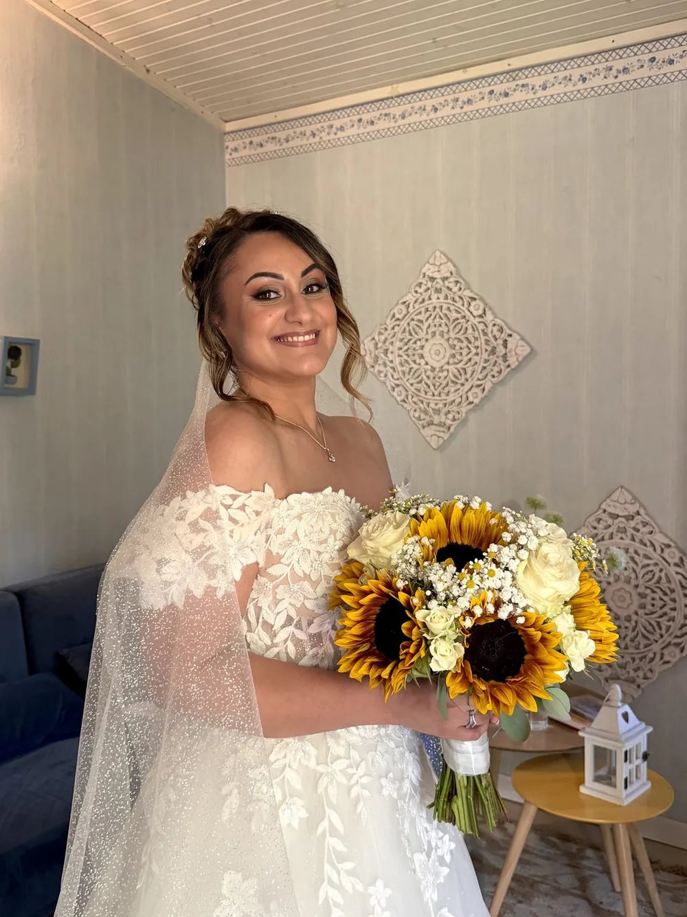 Sposa con velo e bouquet di girasoli