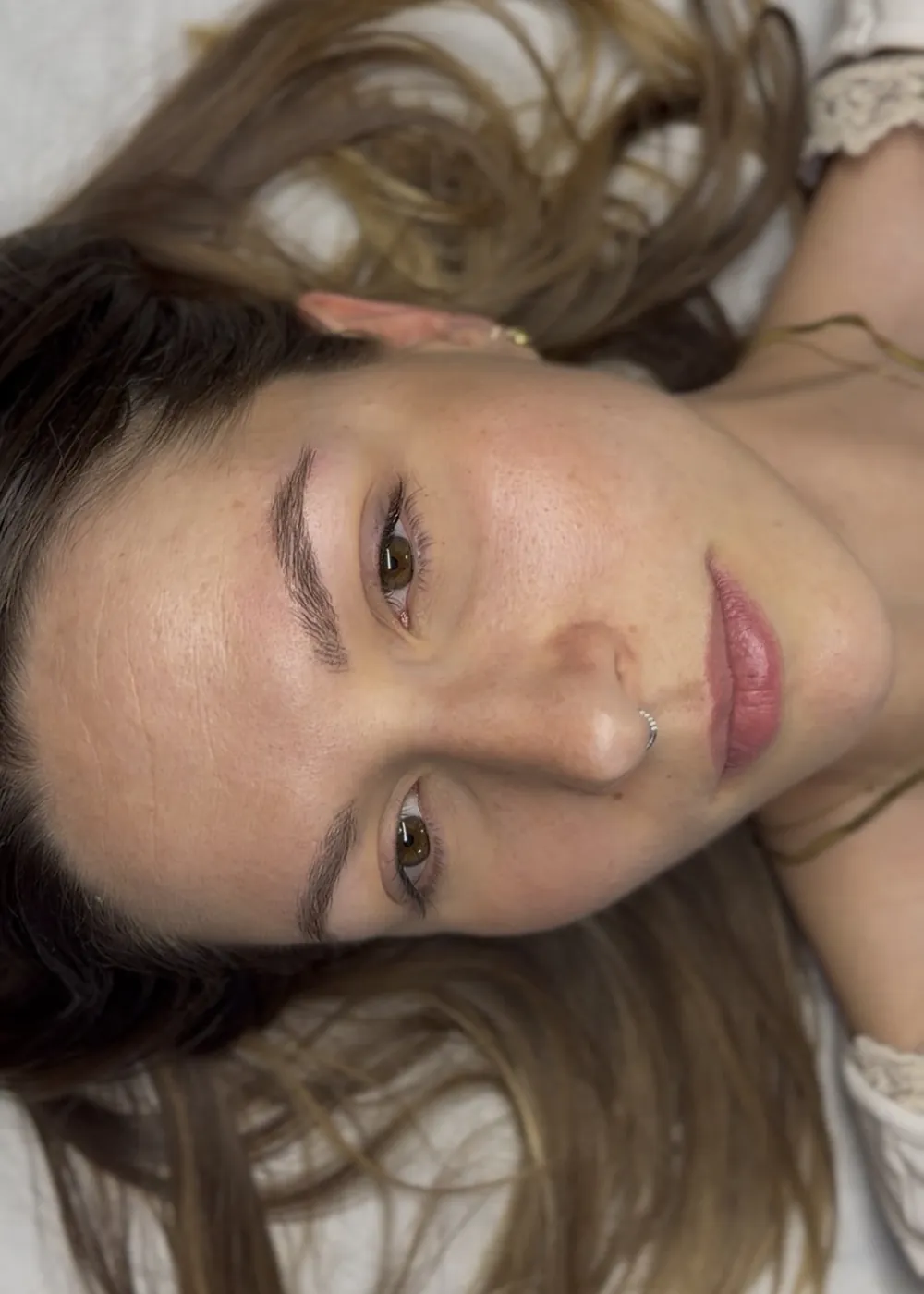 Sopracciglia pelo a pelo — a guarigione avvenuta, dopo una seduta