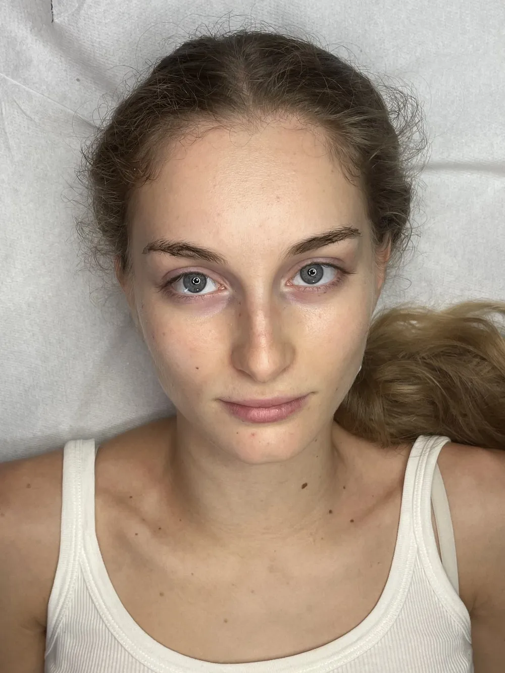 Sopracciglia sfumate, effetto powder brows — prima del trattamento
