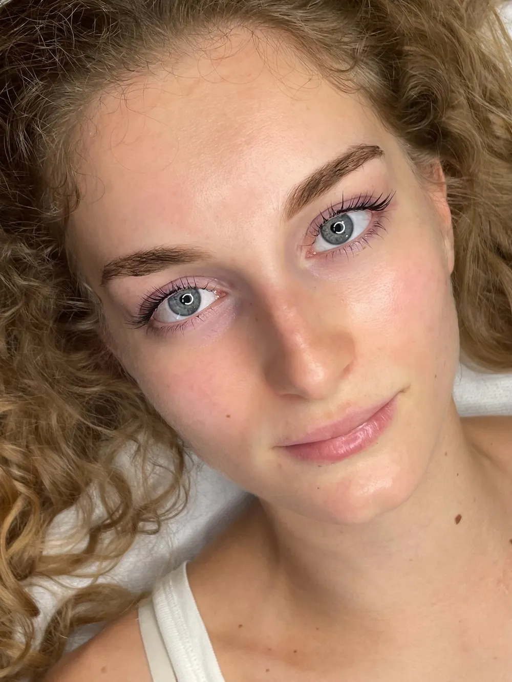 Sopracciglia sfumate, effetto powder brows — a guarigione avvenuta, in una sola seduta