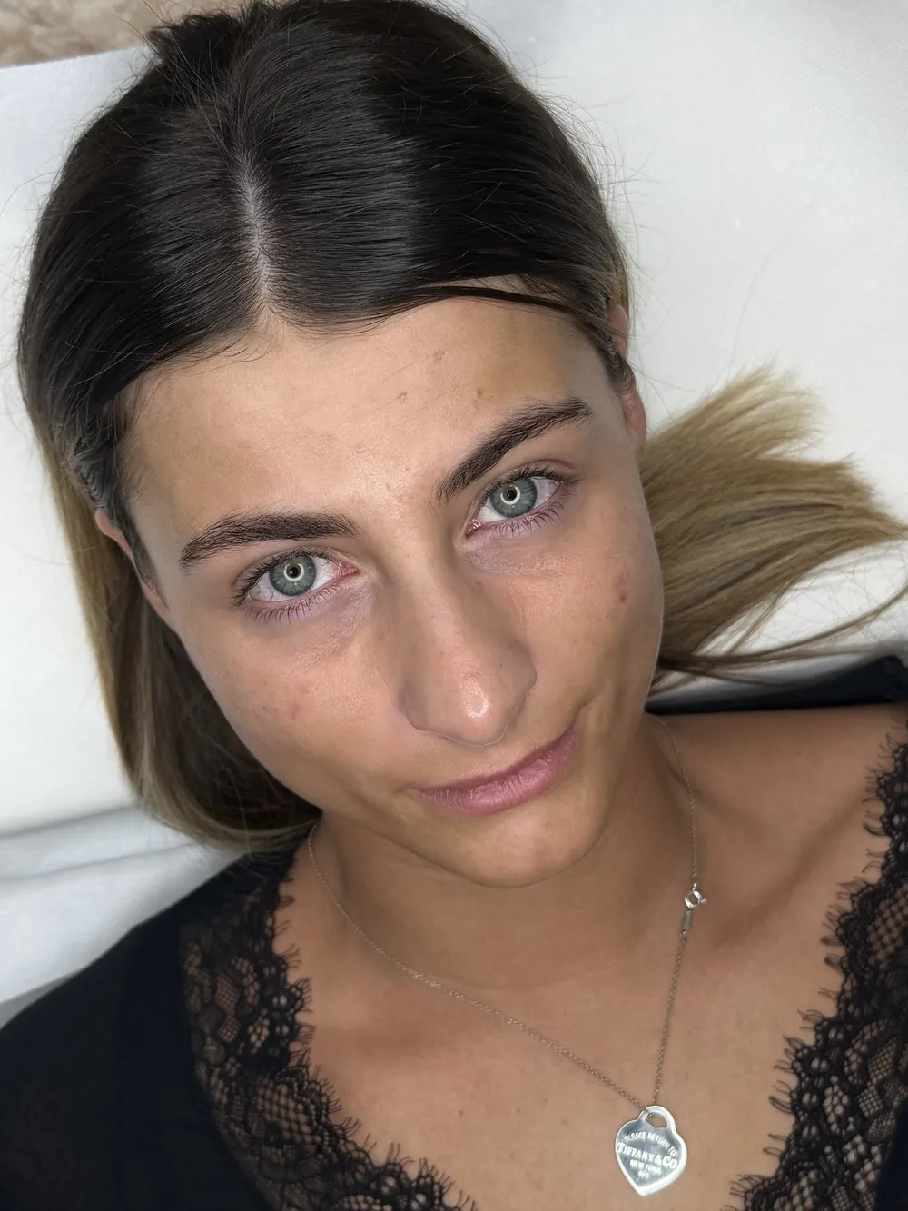 Sopracciglia sfumate, effetto powder brows — prima del trattamento