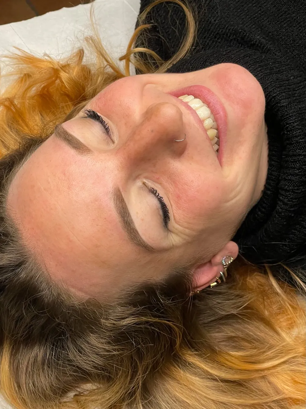 Sopracciglia sfumate, effetto powder brows realizzate da Sara Bonetti