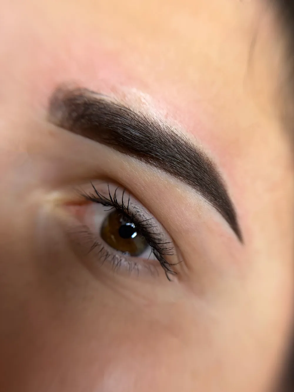 Sopracciglia sfumate, effetto powder brows realizzate da Sara Bonetti