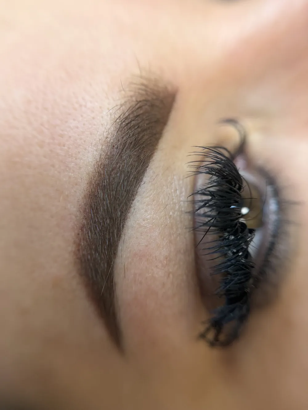 Sopracciglia sfumate, effetto powder brows realizzate da Sara Bonetti