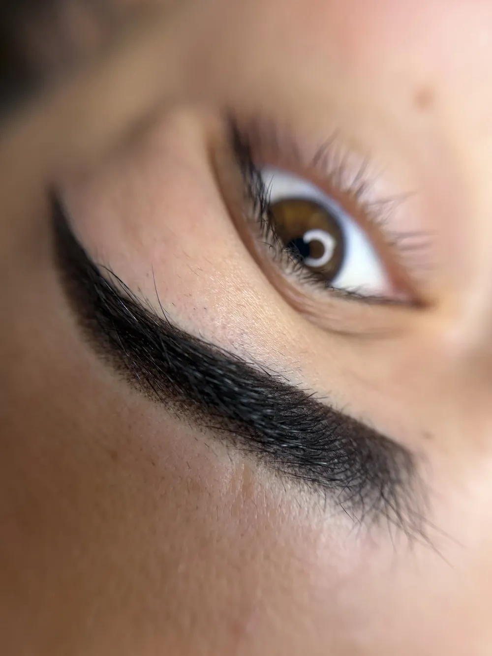 Sopracciglia sfumate, effetto powder brows realizzate da Sara Bonetti