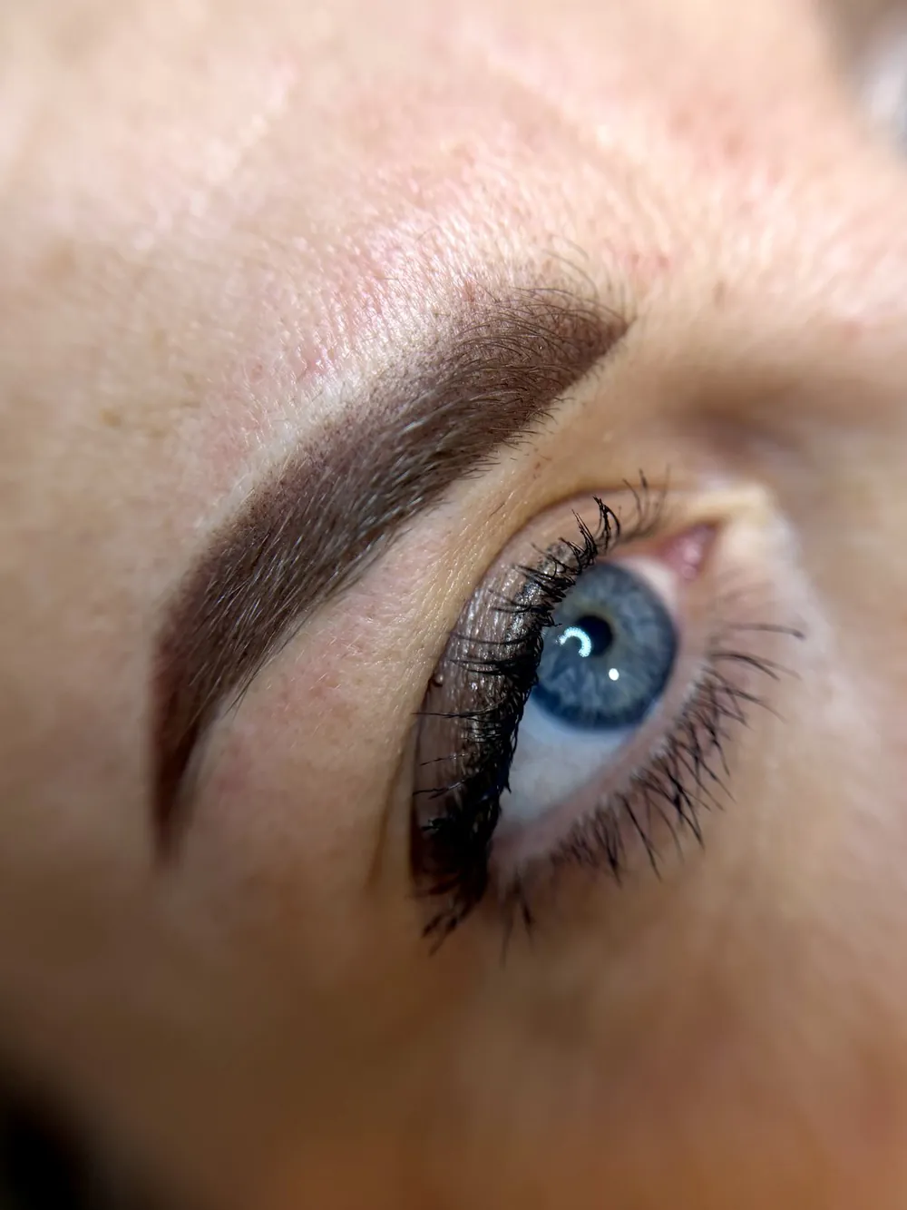 Sopracciglia sfumate, effetto powder brows realizzate da Sara Bonetti